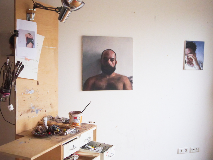 Das gemalte Porträt eines jungen Mannes in dem Atelier der Berliner Künstlerin Jana Jacob.
