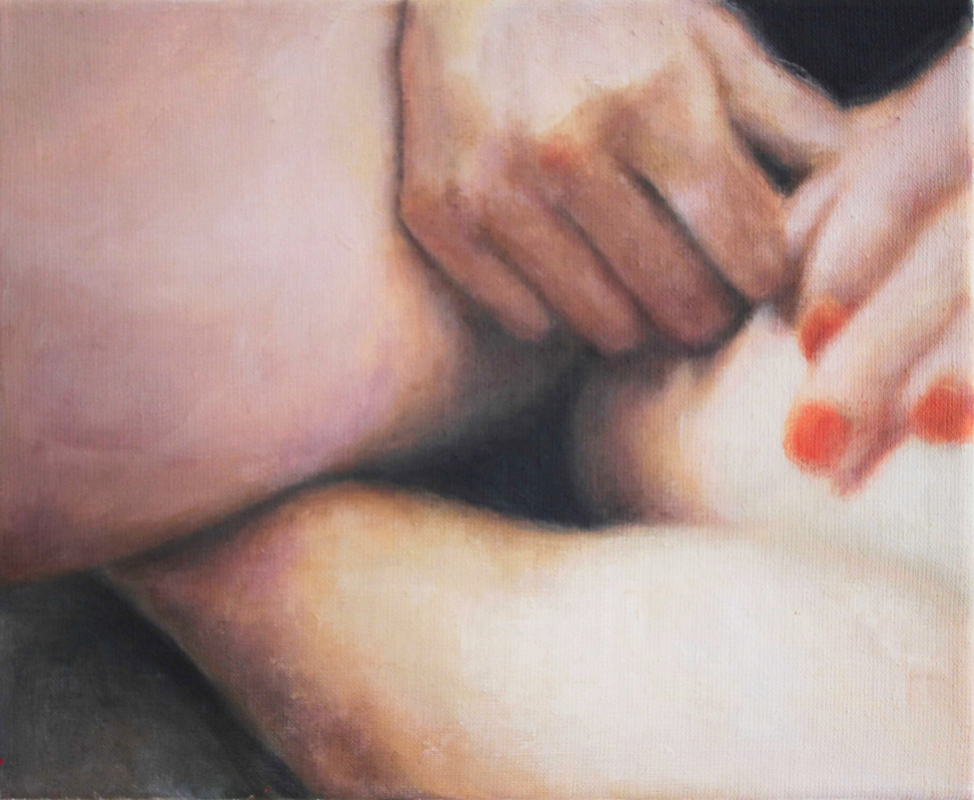 In ihrer figurativen Kunst zeigt die Berliner Malerin Jana Jacob zwei Hände mit rotem Nagellack, welche in einen weiblichen Schoß ruhen.