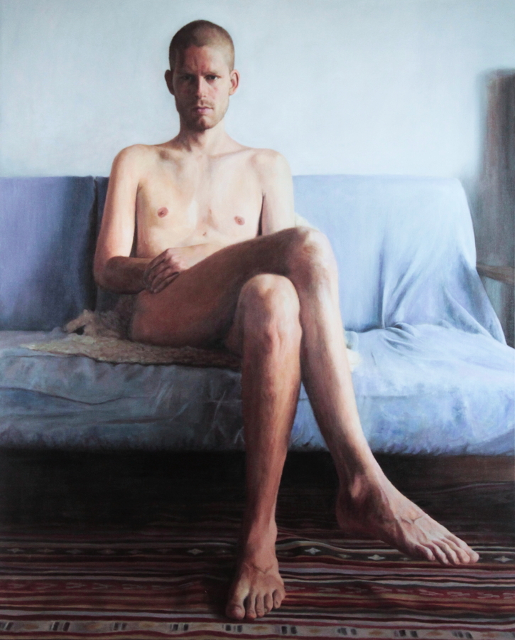 In the painting of Berlin artist Jana Jacob a naked man with shaved hair is sitting on the couch with crossed legs.