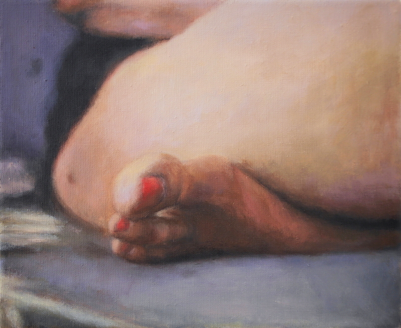 In ihrer figurativen Kunst zeigt Jana Jacob einen malerischen Ausschnitt von einem Fuss unter einem Schenkel.