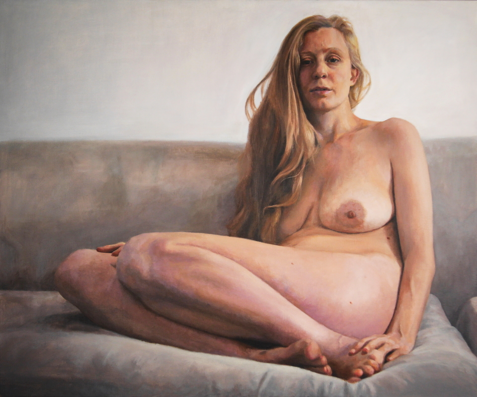 In diesem Acrylgemälde stellt die Berliner Malerin den Akt einer jungen Frau auf ihrem Sofa dar.