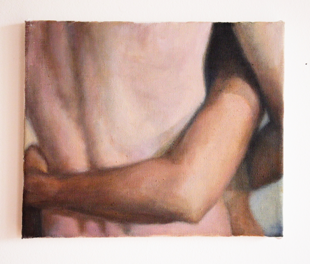 In ihrem Acrylgemälde zeigt die Berliner Malerin Jana Jacob den Ausschnitt einer Umarmung zweier Menschen.