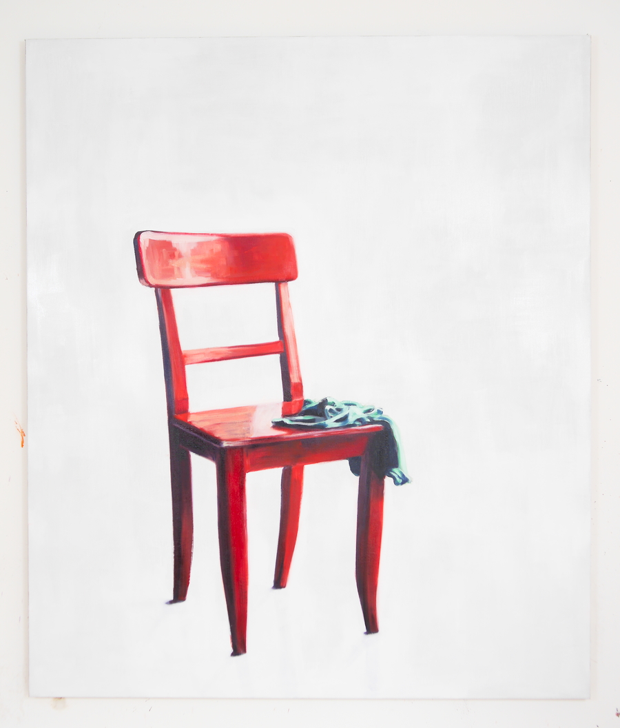 Die Berliner Künstlerin Jana Jacob zeigt in ihrem Ölgemälde ein grünes Stück Stoff, welches auf einem roten Stuhl liegt.