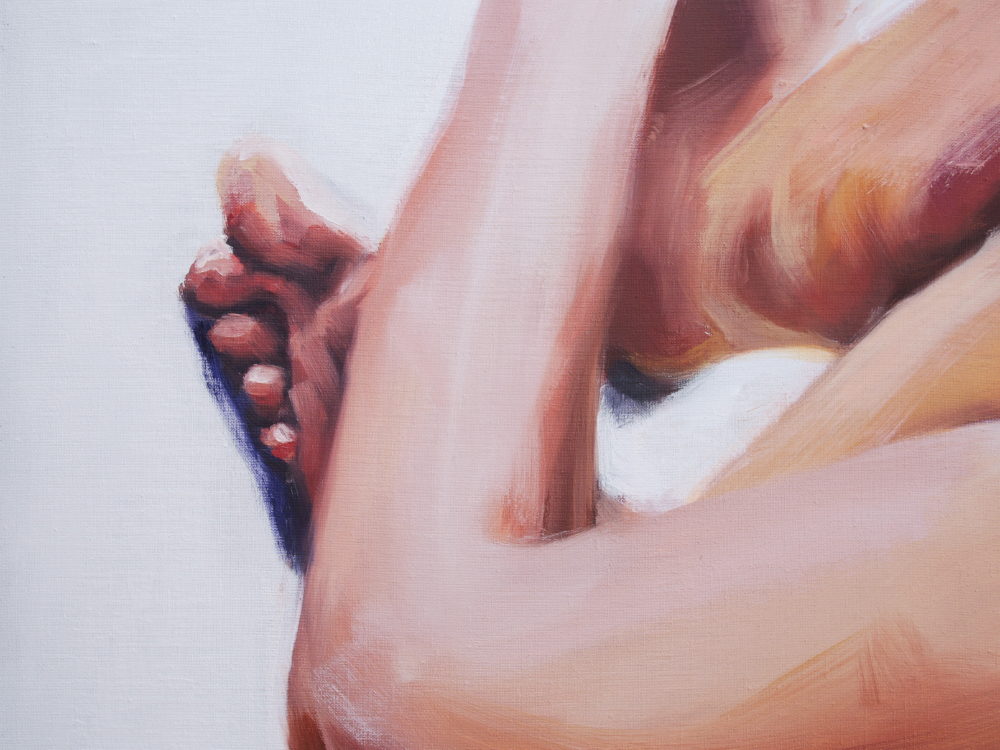 In her oil painting, Berlin artist Jana Jacob shows a woman wearing a blue shirt and neon shorts, here a detail of a foot.