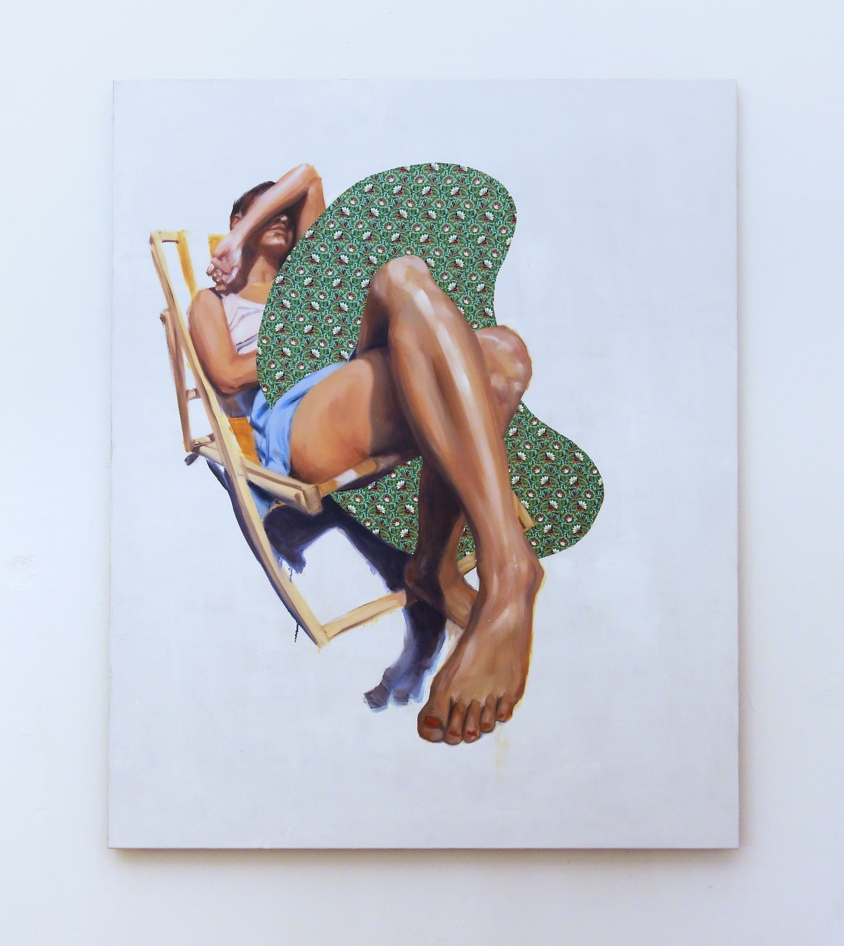 In her painting the Berlin artist Jana Jacob depicts a woman lying in a sun lounger, while a form made ot of thai fabric interweaves into the scene.